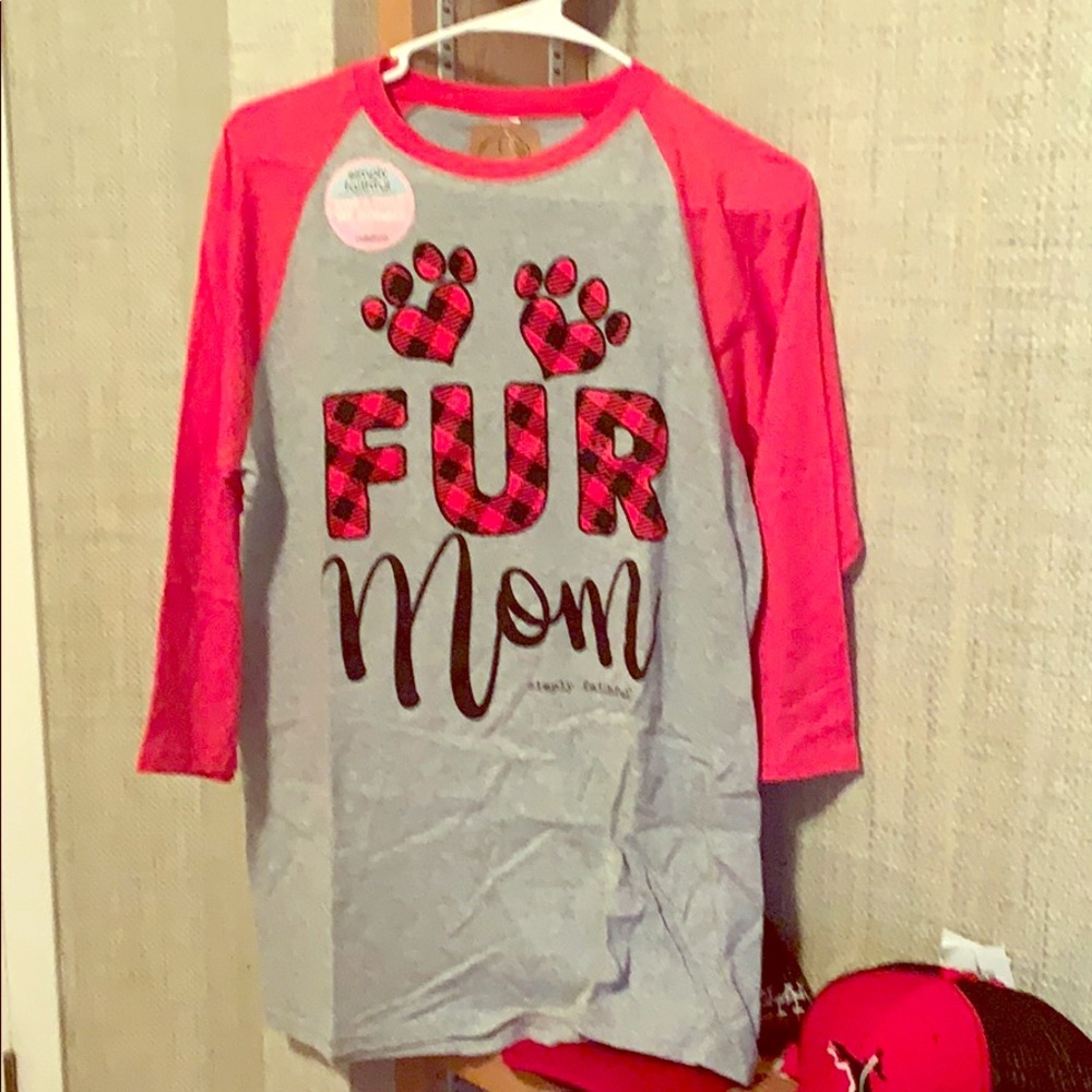 Women’s mid-sleeve t-shirt.